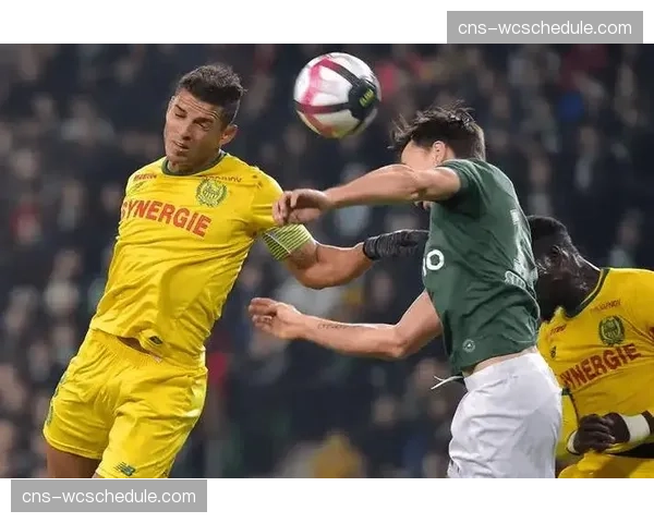 瞬间特写:洛里昂前锋连续三次在近门柱争顶成功,转化一粒进球