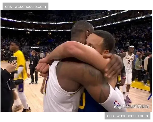 特写：最后一次作为对手，詹姆斯与杜兰特赛后长时间拥抱交谈