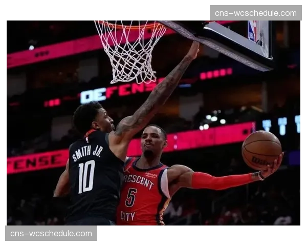 特写：德章泰·穆雷命中绝平三分将比赛拖入加时，主场观众陷入沸腾